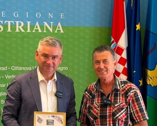 Gazetari dhe realizuesi i Emisionit Gjurmët Lorenc Shehu merr “Mirēnjohje” nga Bashksija shqiptare në Umag tē Istrias nē Kroaci.