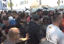 Tensione në protestë, goditen me vezë efektivët, shoqërohen disa persona