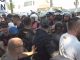 Tensione në protestë, goditen me vezë efektivët, shoqërohen disa persona