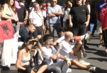 Kuvendi mblidhet në seancë plenare. Qytetarët protestojnë, forca të shumta sigurie rrethojnë godinën