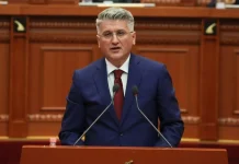 Satira e Gjekmarkajt për seancën në Parlament: Aq shumë i kishte munguar ajo lanete, Babo e priti Mamicën me lule e çokollata