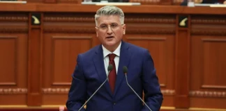 Satira e Gjekmarkajt për seancën në Parlament: Aq shumë i kishte munguar ajo lanete, Babo e priti Mamicën me lule e çokollata