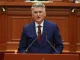 Satira e Gjekmarkajt për seancën në Parlament: Aq shumë i kishte munguar ajo lanete, Babo e priti Mamicën me lule e çokollata
