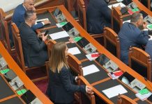Marjana Koçeku rikthehet në Kuvend, largohet nga rreshti i PS dhe i bashkohet deputetëve të opozitës