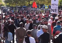 “Ku e keni Vlorën?”/ Protestuesit rrethojnë Parlamentin, policia zgjeron perimetrin e sigurisë