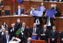 Hodhën shishe uji e vezë në drejtim të Ramës, ‘Etika’ përjashton për 60 ditë Bardhin dhe Balliun