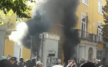 “Digje! Digje!”, hidhet molotov te Ministria e Arsimit, godina në tym e flakë