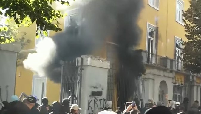 “Digje! Digje!”, hidhet molotov te Ministria e Arsimit, godina në tym e flakë