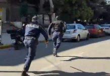 Protesta në Durrës/ Thyhen xhamat e Postës Shqiptare, shoqërohen 25 të rinj, mes tyre 3 të mitur