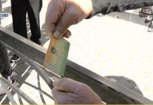 Protestuesi djeg në protestë teserën e PS-së: Jam socialist që në kohën e Fatos Nanos, jam i zhgënjyer
