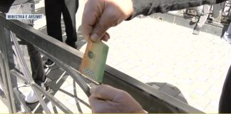 Protestuesi djeg në protestë teserën e PS-së: Jam socialist që në kohën e Fatos Nanos, jam i zhgënjyer