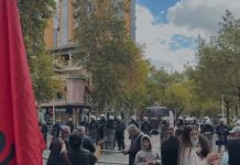 Protesta para Kuvendit, pedagogu përplaset me policinë: Po na vjedhin, boll më! Do t’ju vijë turp nga historia