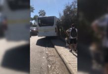 Autobusi i linjës Vorë-Tiranë përplaset me bordurën dhe përfundon në trotuar