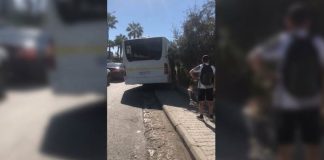 Autobusi i linjës Vorë-Tiranë përplaset me bordurën dhe përfundon në trotuar