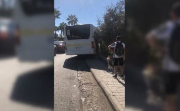 Autobusi i linjës Vorë-Tiranë përplaset me bordurën dhe përfundon në trotuar