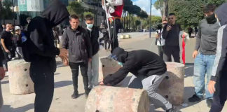 Protestuesit zhvendosen drejt Kryeministrisë, largojnë stolat e gurit me ftesat e Ramës për dialog