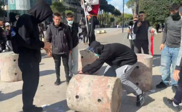 Protestuesit zhvendosen drejt Kryeministrisë, largojnë stolat e gurit me ftesat e Ramës për dialog
