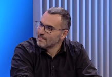Kush qendron pas protestës në Shqipëri? Ja si përgjigjet Arlind Qorri