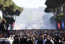 Dita e 12-të e protestës/ Në Tiranë bashkohen pedagogë, mjekë, artistë dhe studentë nga rrethet