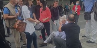 Përplasje para parlamentit, policia hedh spray ndaj protestuesve, disa të lënduar