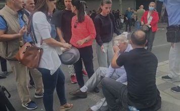 Përplasje para parlamentit, policia hedh spray ndaj protestuesve, disa të lënduar