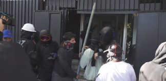Protestuesit hyjnë brenda Gjykatës së Apelit dhe thyejnë xhamat