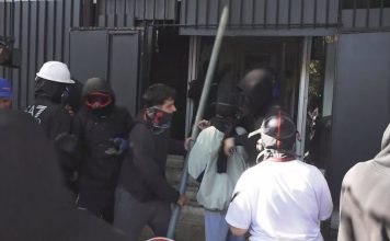Protestuesit hyjnë brenda Gjykatës së Apelit dhe thyejnë xhamat