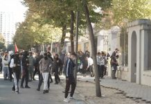 Gurë drejt Ministrisë së Arsimit, ujë dhe gaz lotsjellës në drejtim të protestuesve