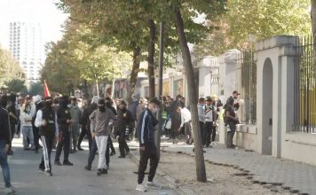 Gurë drejt Ministrisë së Arsimit, ujë dhe gaz lotsjellës në drejtim të protestuesve