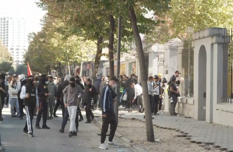 Gurë drejt Ministrisë së Arsimit, ujë dhe gaz lotsjellës në drejtim të protestuesve