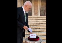 Studentët refuzojnë dialogun me Ramën, largojnë stolat para Kryeministrisë dhe u vënë flakën shilteve