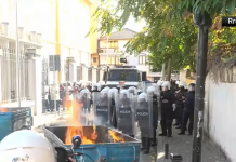 Nisin tensionet në protestën e studentëve/ Gurë drejt efektivëve, koshat e mbeturinave përfshihen nga flakët