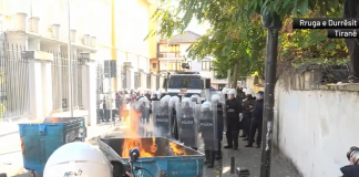 Nisin tensionet në protestën e studentëve/ Gurë drejt efektivëve, koshat e mbeturinave përfshihen nga flakët