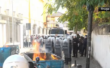 Nisin tensionet në protestën e studentëve/ Gurë drejt efektivëve, koshat e mbeturinave përfshihen nga flakët