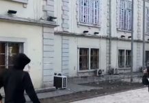 Situatë e tensionuar në Shkodër, studentët qëllojnë me gurë dhe thyejnë xhamat e Bashkisë