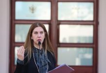 Kumbaro me masa të reja për nëpunësit e arsimit: Ndalohet makiazhi i tepruar dhe veshja veshja ekstravagante!