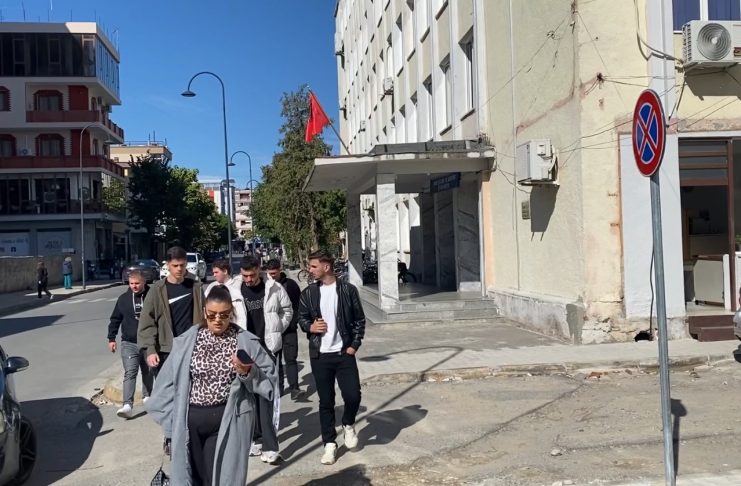 Studentët e Fakultetit të Gjuhëve të Huaja në Shkodër bojkotojnë mësimin në solidaritet me studentët e Tiranës