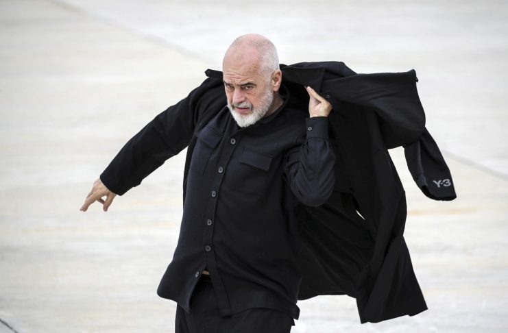 Tirana në flakë dhe kaos, Edi Rama ikën të hënën nga Shqipëria