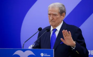 “Listë e zezë me emra dhe foto”/ Sali Berisha: Do publikojmë ata që dhunuan protestuesit