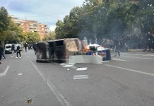 Tensione në qendër të Tiranës, në flakë koshat e plehrave dhe frigoriferët e kioskave