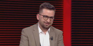 Gazetari bën denoncimin e fortë dhe publikon mesazhet +18 me kryebashkiakun e Kolonjës: Erion Isai u kërkon favore s*ksuale punonjësve meshkuj