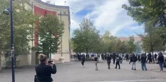 Protestuesit hedhin gurë drejt Ministrisë së Mjedisit, thyejnë dhe xhamat e Teatrit të Kukullave