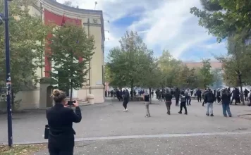 Protestuesit hedhin gurë drejt Ministrisë së Mjedisit, thyejnë dhe xhamat e Teatrit të Kukullave