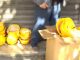 Qytetari shpërndan helmeta ndërtimi për të rinjtë: Po dhunohen barbarisht nga policia