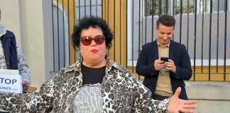 Në mbështetje të studentëve, këngëtarja Irini Qirjako i bashkohet protestës te ministria e Arsimit