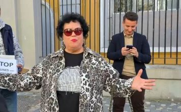Në mbështetje të studentëve, këngëtarja Irini Qirjako i bashkohet protestës te ministria e Arsimit