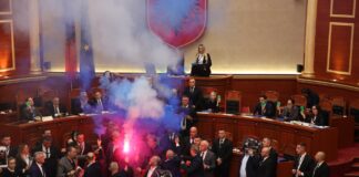 Tensionet gjatë seancës plenare, PS kërkon përjashtimin e Berishës me 10 ditë nga punimet e Kuvendit