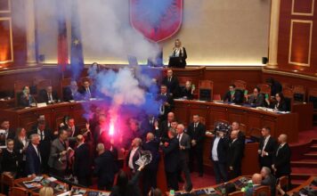 Tensionet gjatë seancës plenare, PS kërkon përjashtimin e Berishës me 10 ditë nga punimet e Kuvendit