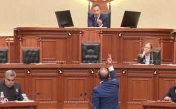 Përplasje mes Bardhit e Peleshit! Kreu i Kuvendit: Ta tregoj unë! Deputeti i PD: Hej zot, do tregojë ky i mbaruari
