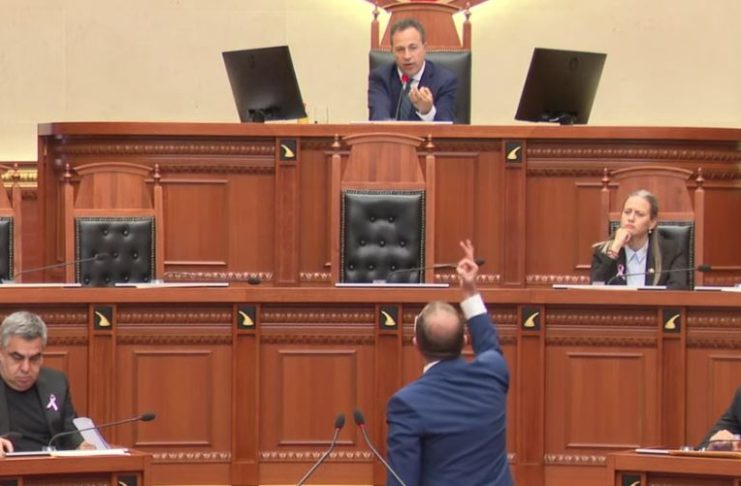 Përplasje mes Bardhit e Peleshit! Kreu i Kuvendit: Ta tregoj unë! Deputeti i PD: Hej zot, do tregojë ky i mbaruari